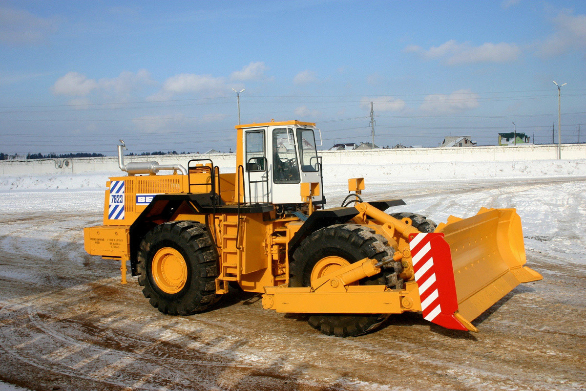 БЕЛАЗ-7823 — колесный бульдозер, предназначенный для механизации земляных работ и разработки грунтов в карьерах