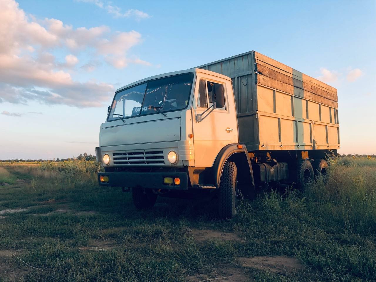 КамАЗ-5320 — советский и российский трёхосный бортовой крупнотоннажный грузовой автомобиль КамАЗ-5320 — советский и российский трёхосный бортовой крупнотоннажный грузовой автомобиль